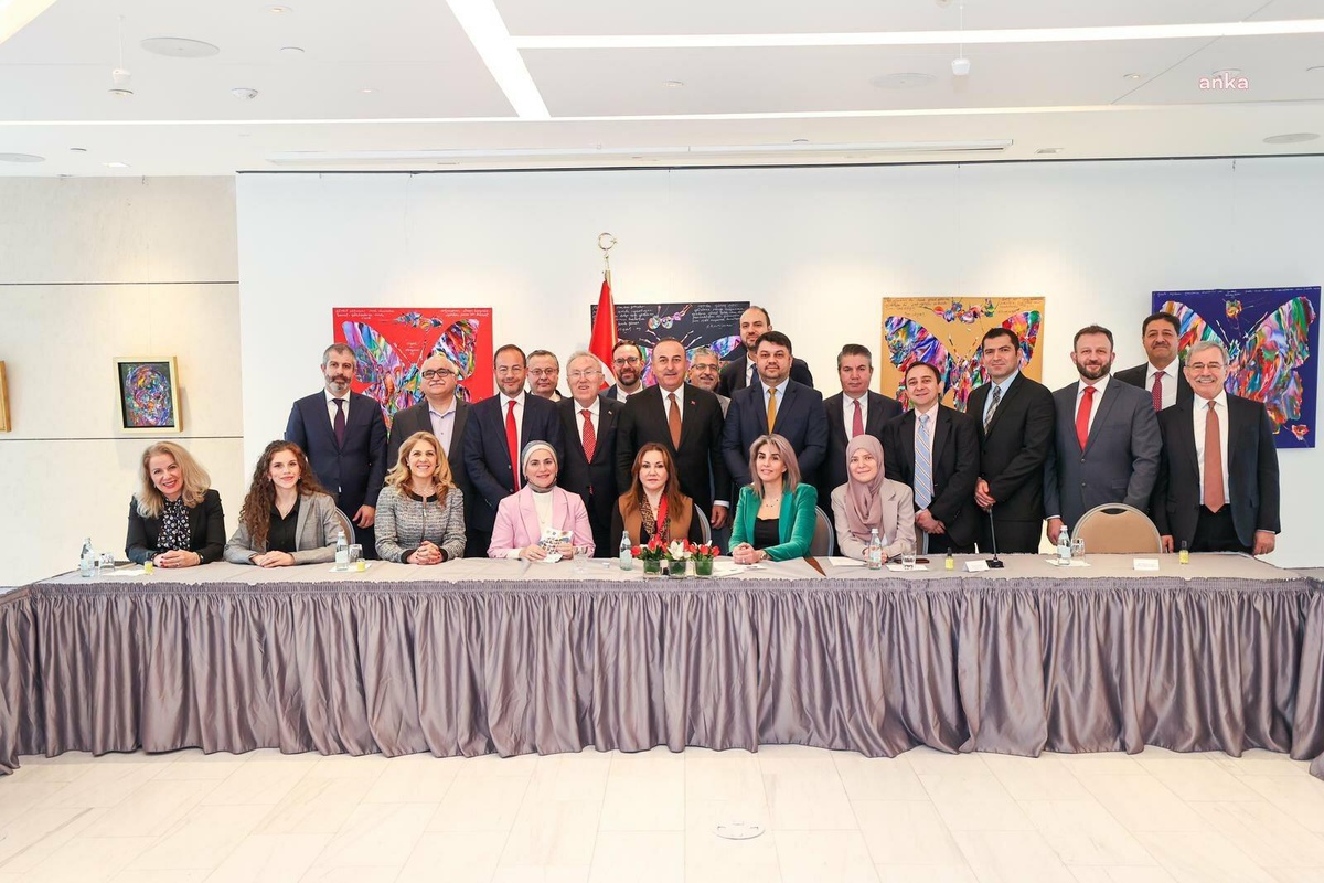 Mevlüt Çavuşoğlu, Suriye Diasporası Temsilcileri ile New York\'ta Bir Araya Geldi
