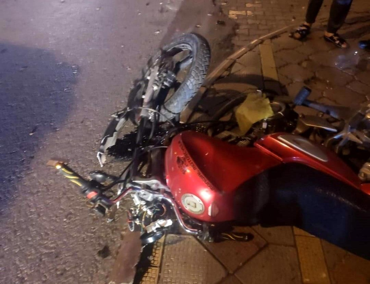 Motosiklet aydınlatma direğine çarptı: 1 yaralı