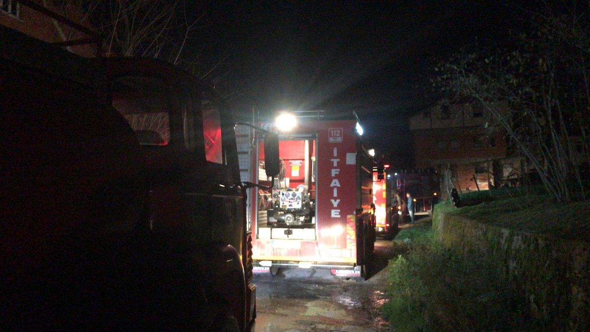 Sakarya'da yangında mahsur kalan felçli kadın öldü, eşi ve oğlu yaralandı