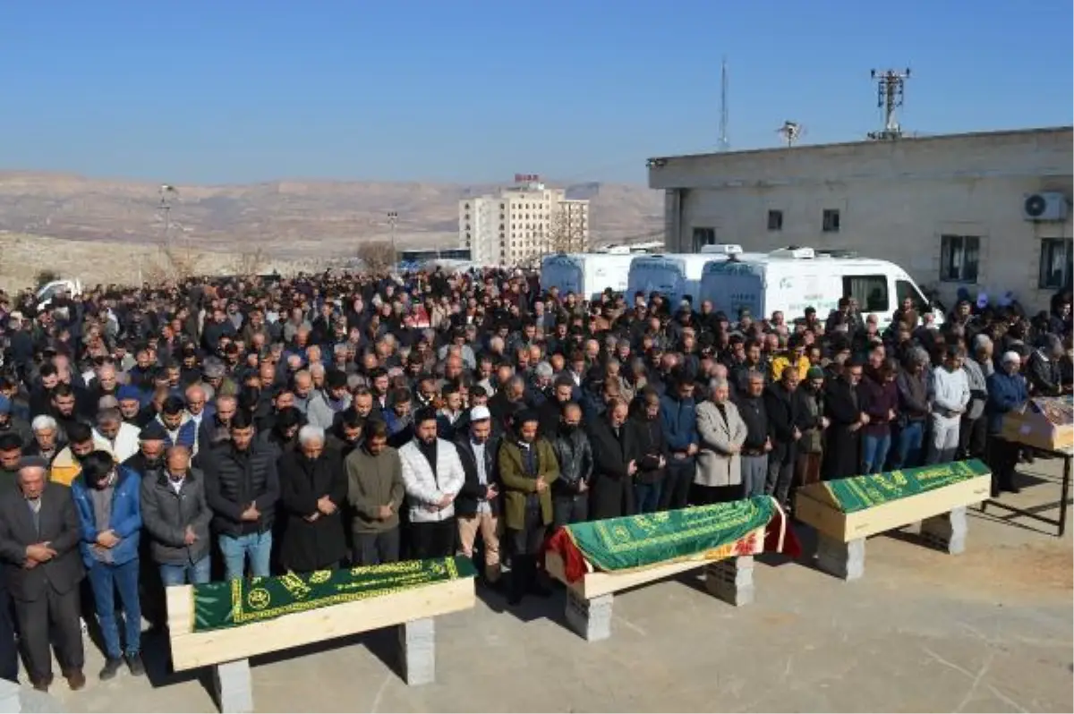 ŞANLIURFA'DAKİ KAZADA ÖLEN 4 KİŞİNİN CENAZELERİ YAN YANA TOPRAĞA VERİLDİLER