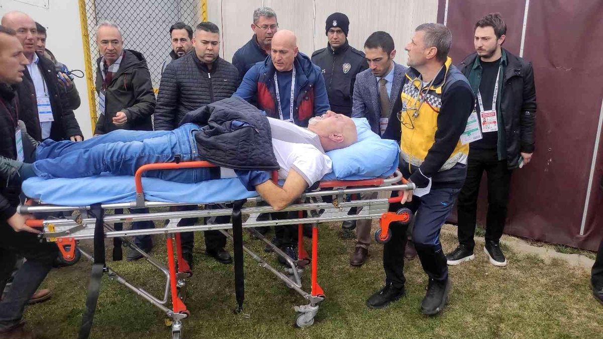Tribünde kalp krizi geçiren Bandırmasporlu taraftar hastanede yaşamını yitirdi.