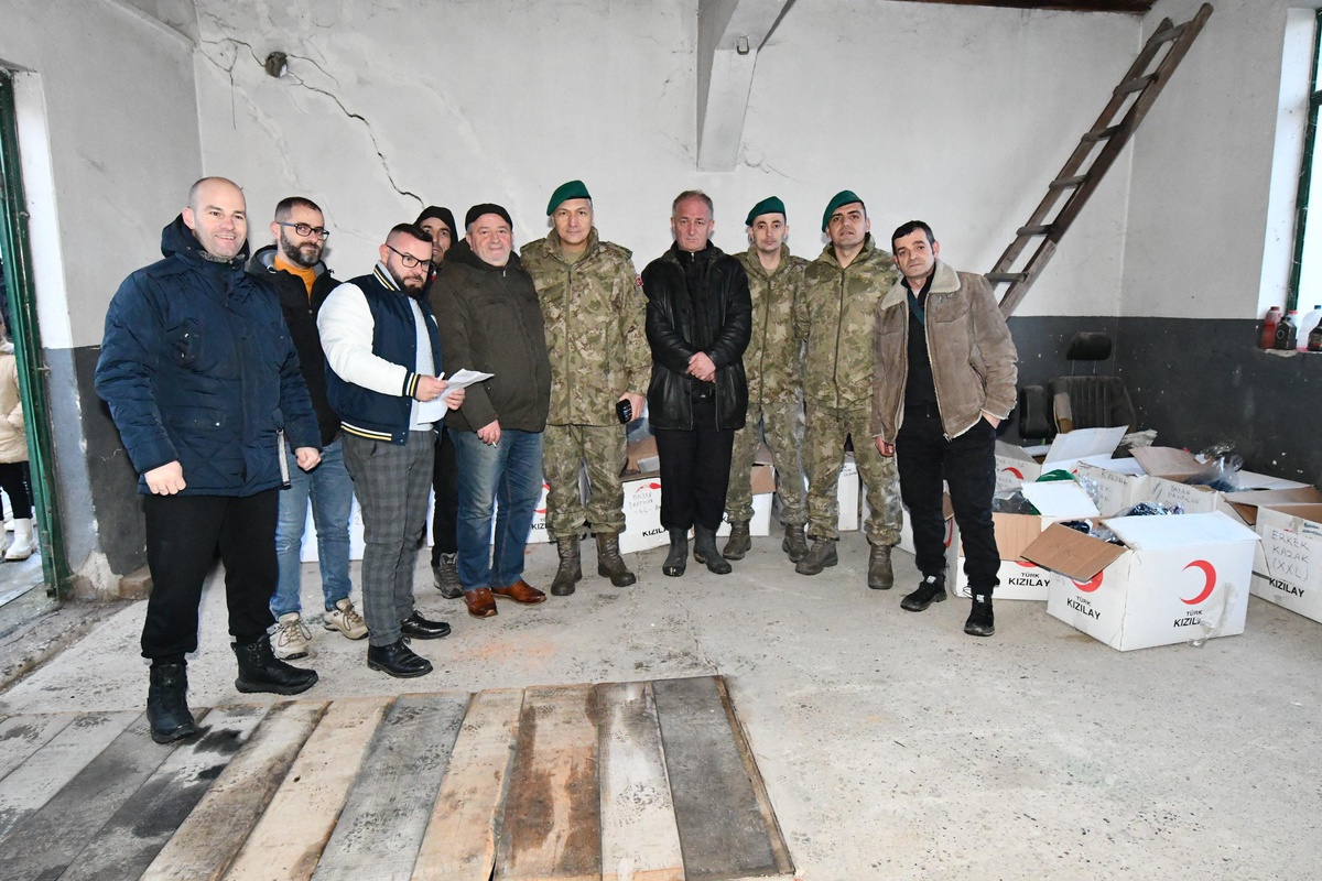 Türk askeri Kosova\'da selden etkilenen ihtiyaç sahiplerine giysi yardımı yaptı