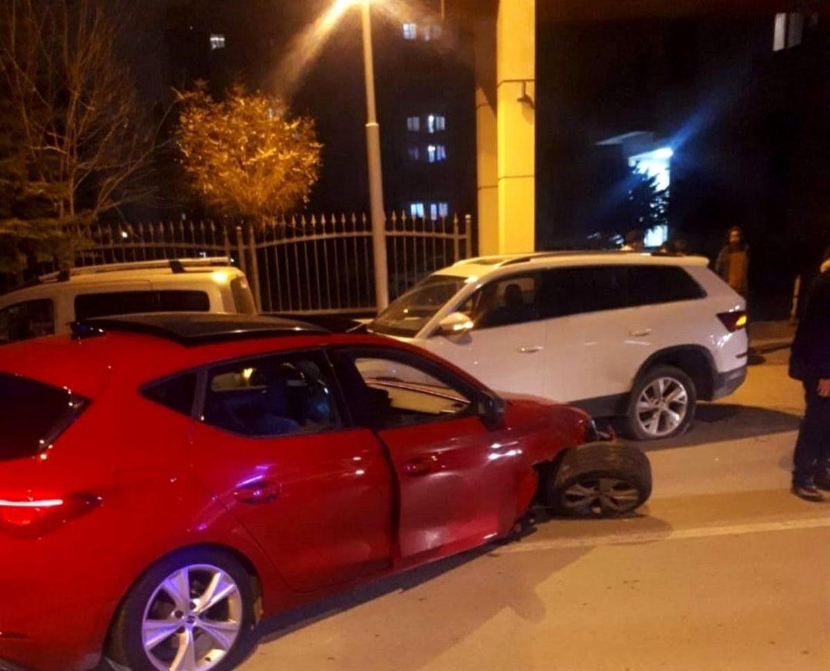 Üç aracın karıştığı kazada 2 kişi yaralandı