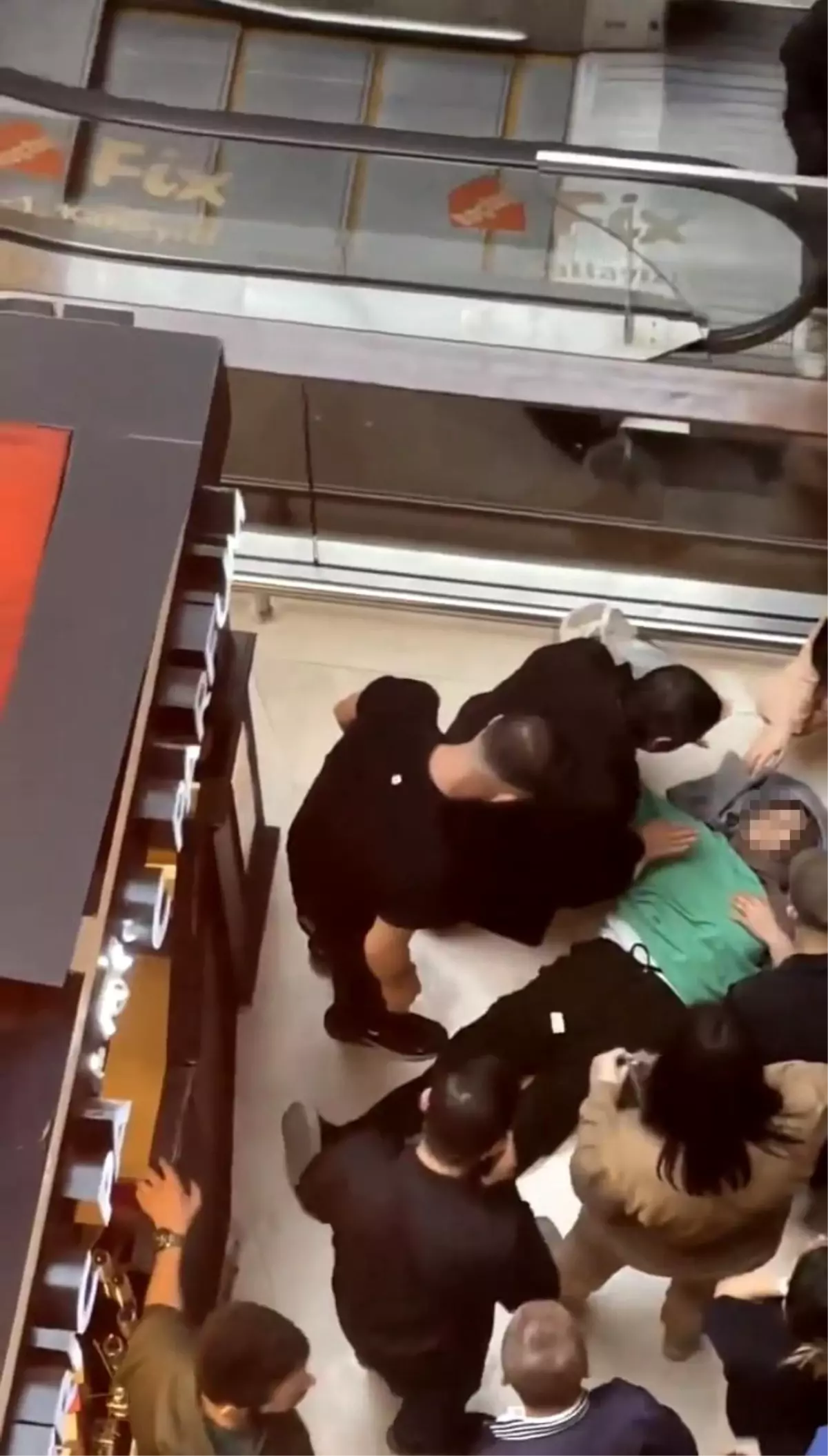 Ümraniye'de AVM'nin birinci katından düşen kadın yaralandı