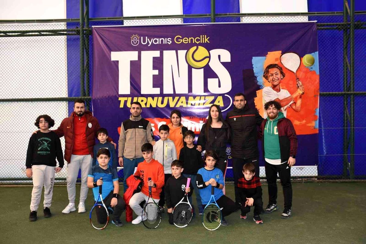 \'Uyanış Gençlik\' tenis turnuvası başladı