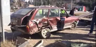 2 otomobilin çarpıştığı kazada 3 kişi yaralandı