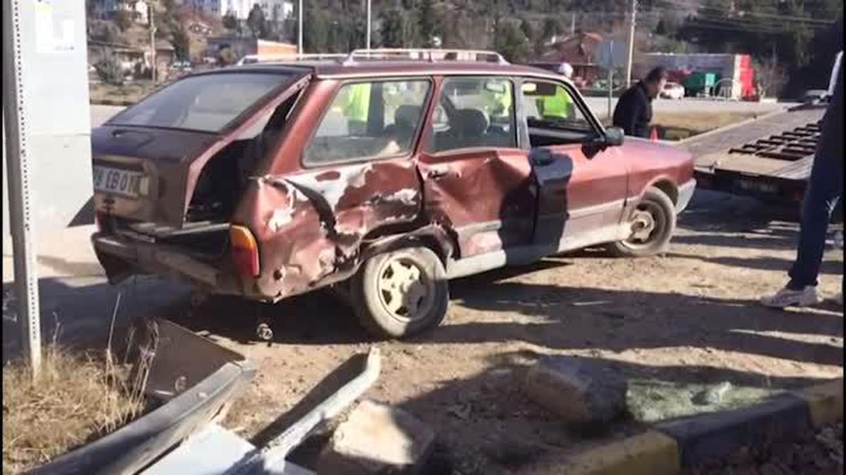 2 otomobilin çarpıştığı kazada 3 kişi yaralandı