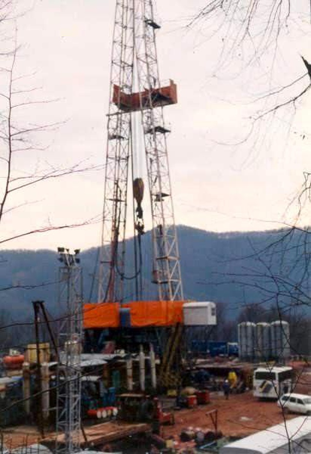 30 yıl önce kapatılan petrol kuyusunun yeniden açılmasını bekliyorlar 30 yıl önce kapatılan petrol kuyusunun yeniden açılmasını bekliyorlar