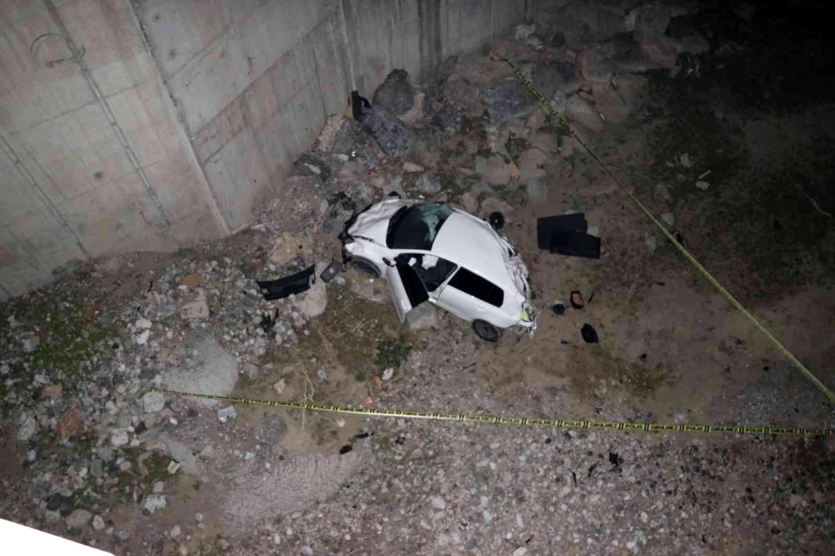 Adana\'da kontrolden çıkan otomobil Çakıt Çayı\'na uçtu: 1 ölü, 2 yaralı
