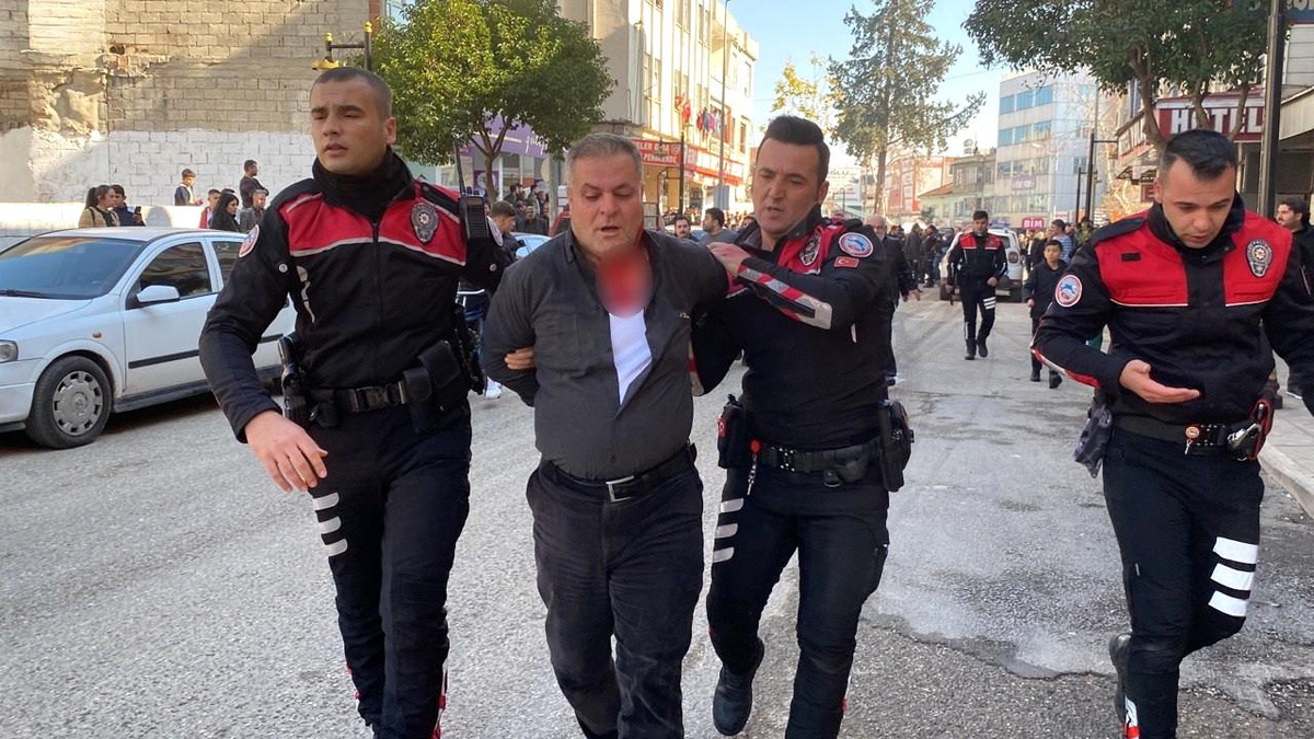 Adıyaman\'da tekmeli yumruklu \'araç parkı\' kavgası: 8 yaralı, 10 gözaltı