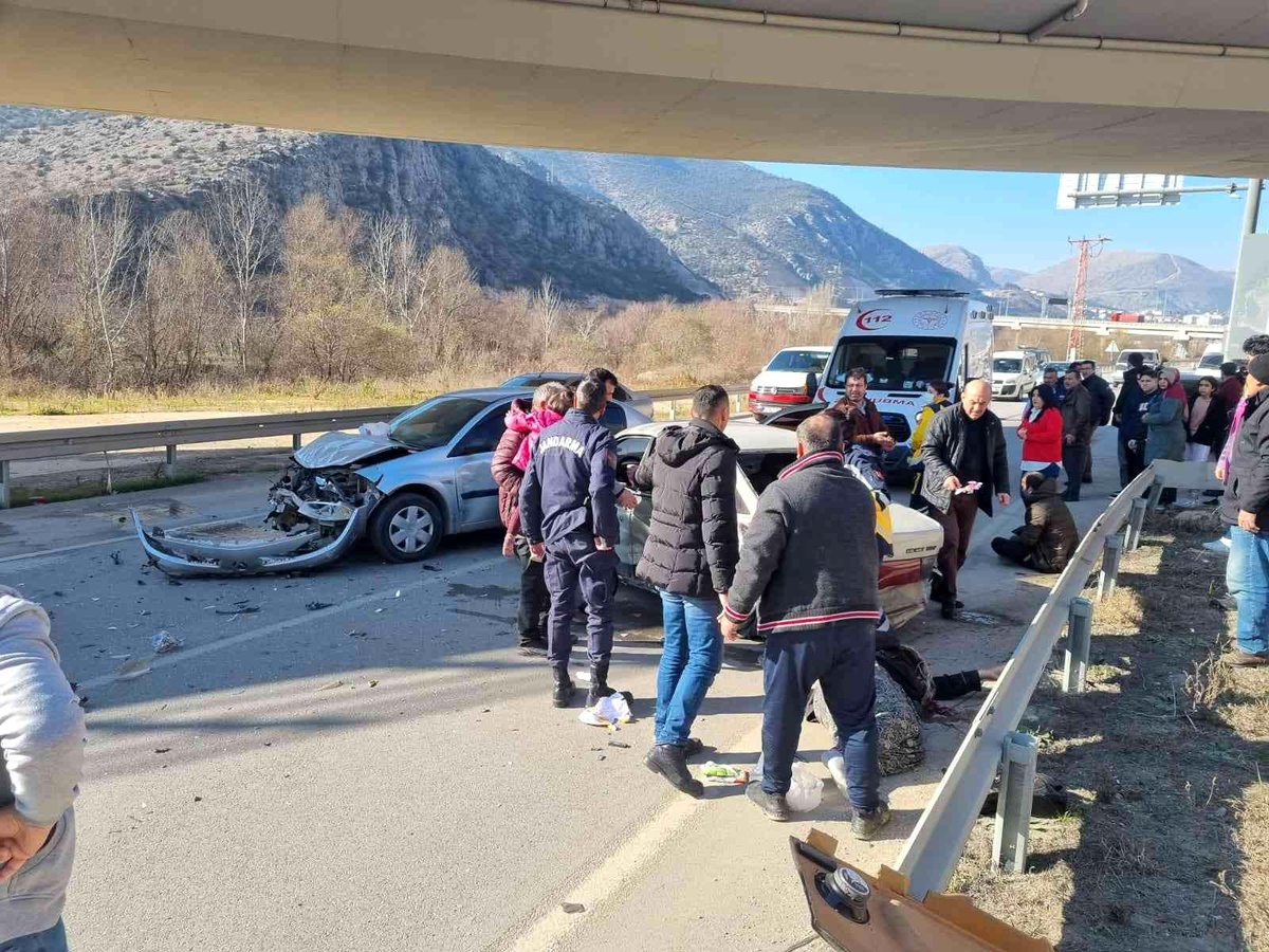 Amasya\'da iki otomobil çarpıştı: 5 yaralı