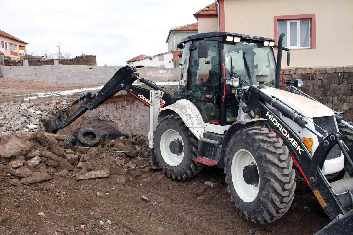 Ardıç\'ta metruk yapılar yıkılıyor, inler dolduruluyor