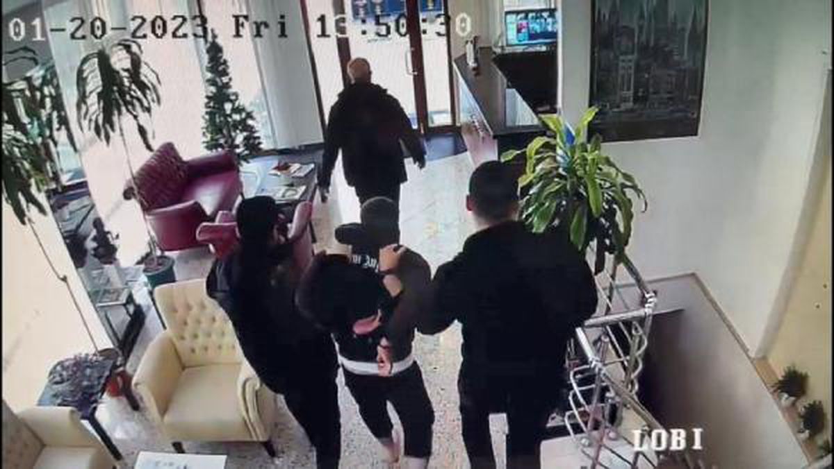 Bakırköy\'de çocukluk arkadaşını boğazını keserek öldürdü