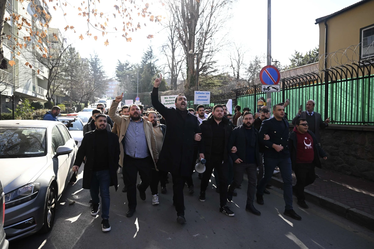 Bazı sivil toplum kuruluşları İsveç\'te Kur\'an-ı Kerim yakılmasını protesto etti