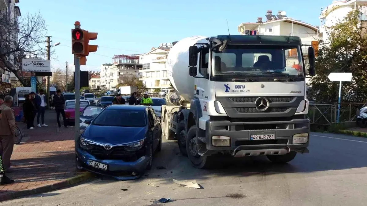 Beton mikserinin çarptığı otomobil trafik ışığına vurarak durabildi... O anlar kamerada