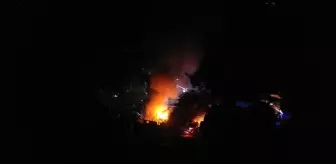 Ahşap ev ve odunluk yandı