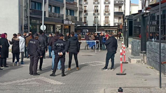 Boşanma aşamasındaki eşini 10 kurşunla öldürüp intihar etti