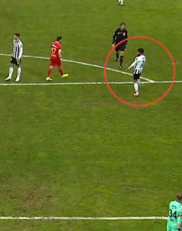 Bu skandal çok konuşulur! Hakem Kalkavan, Rosier'i neden attığını eliyle gösterdi