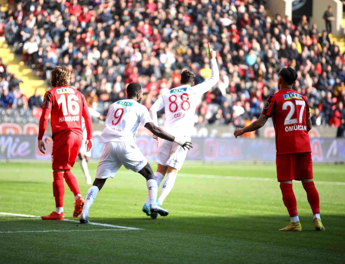 Caner Osmanpaşa ligdeki ilk golünü attı