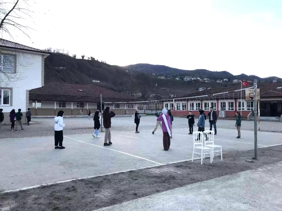 Çocukları patlak topla oynarken gördü, duyarsız kalmadı