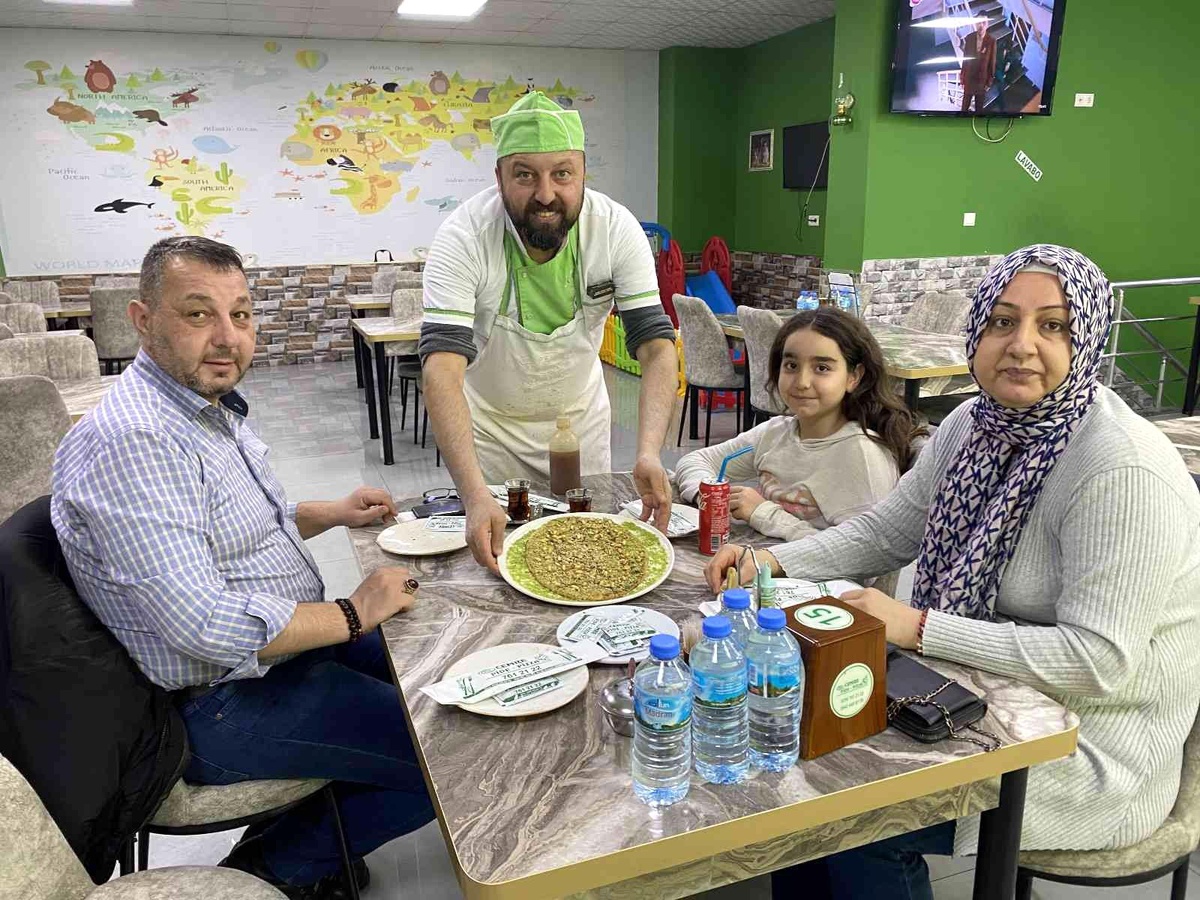 Coğrafi işaretli ürün \'künar\'la hazırlanan \'tahinli pide\' damak çatlatıyor