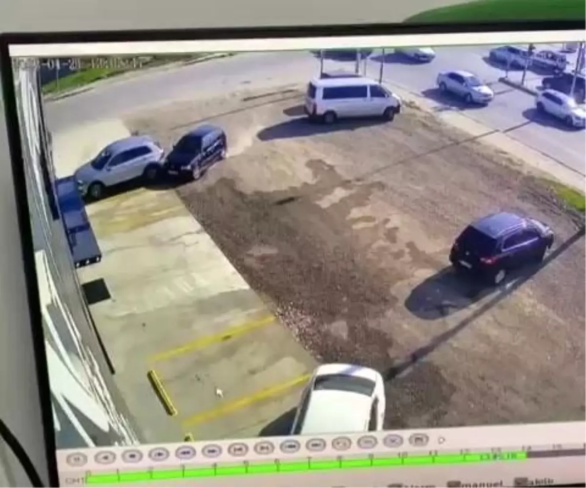 Ehliyeti olmayan sürücü fren yerine gaza basınca olanlar oldu