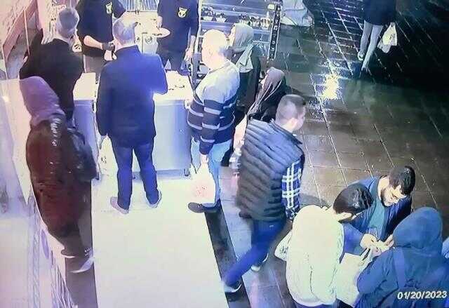 Eyüpsultan'daki restoranda yiyip içip hesabı ödemeden kaçtılar Eyüpsultan'daki restoranda yiyip içip hesabı ödemeden kaçtılar