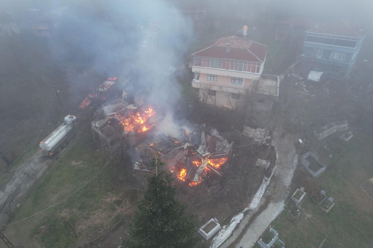 Kastamonu'da çıkan yangında 2 ev kullanılamaz hale geldi