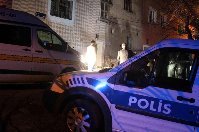 Kayseri'de bulunan erkek cesedinin babası olduğunu öğrenince 'Babamı yerden kaldırın' diye feryat etti Kayseri'de bulunan erkek cesedinin babası olduğunu öğrenince 'Babamı yerden kaldırın' diye feryat etti