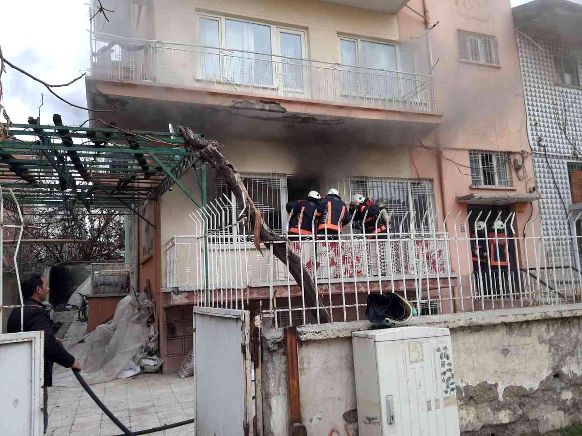 Malatya\'da korkutan ev yangını