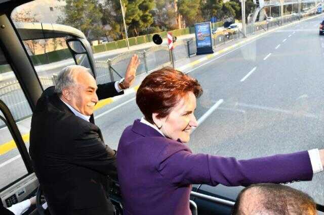 Meral Akşener'in otobüsünün yolunu kesen genç böyle seslendi: Başkanım bizi kurtarın