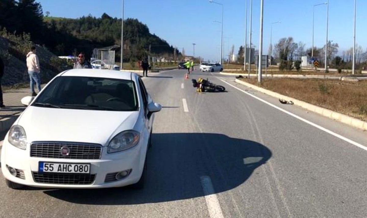 Motosiklet otomobile çarptı: 2 yaralı