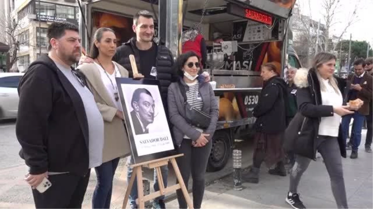 Salvador Dali\'nin ölüm yıl dönümünde lokma dağıtıldı