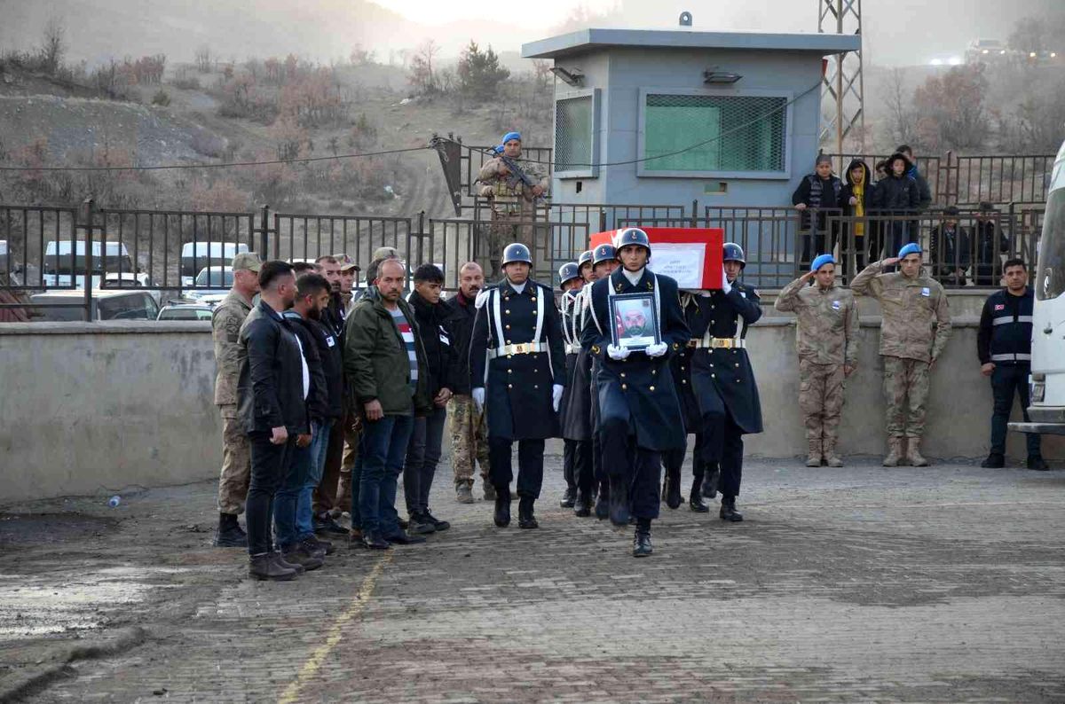 Şırnak\'ta çatışmada şehit olan güvenlik korucusu son yolculuğuna uğurlandı