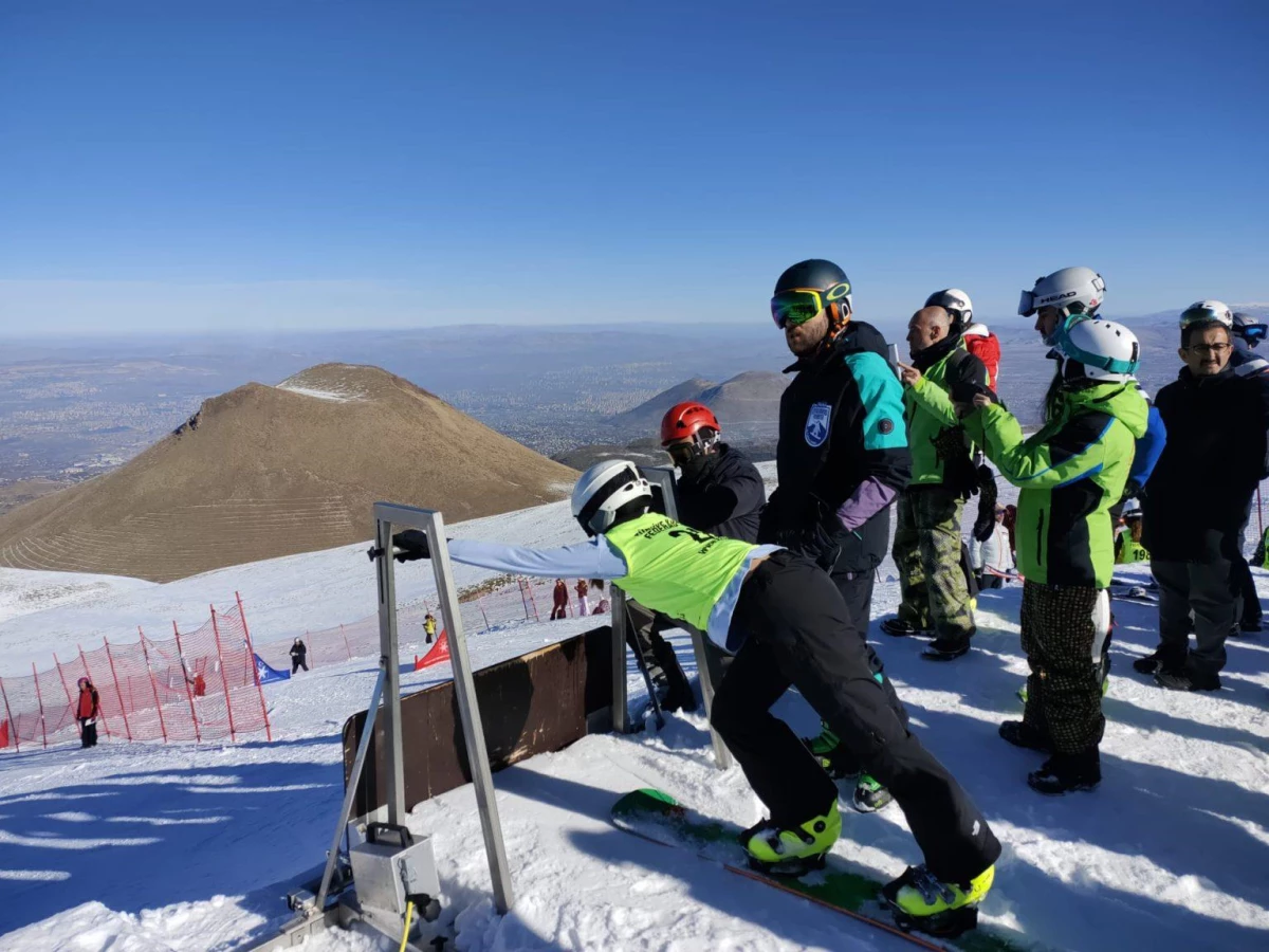 Snowboard 1. etap müsabakaları Erciyes\'te yapıldı