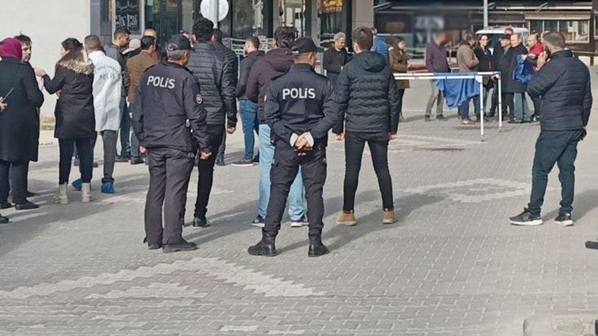 Sokak ortasında vahşet! Özel harekat polisi, karısını 10 kurşunla öldürüp intihara kalkıştı