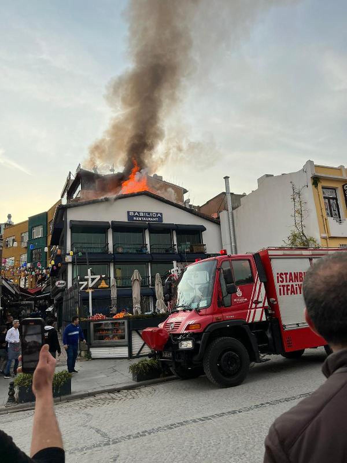 Sultanahmet\'te 2 katlı binanın çatısı alev alev yandı-1