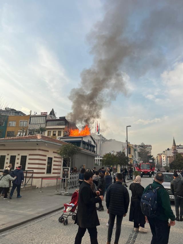 Sultanahmet'te 2 katlı binanın çatısı alev alev yandı-1