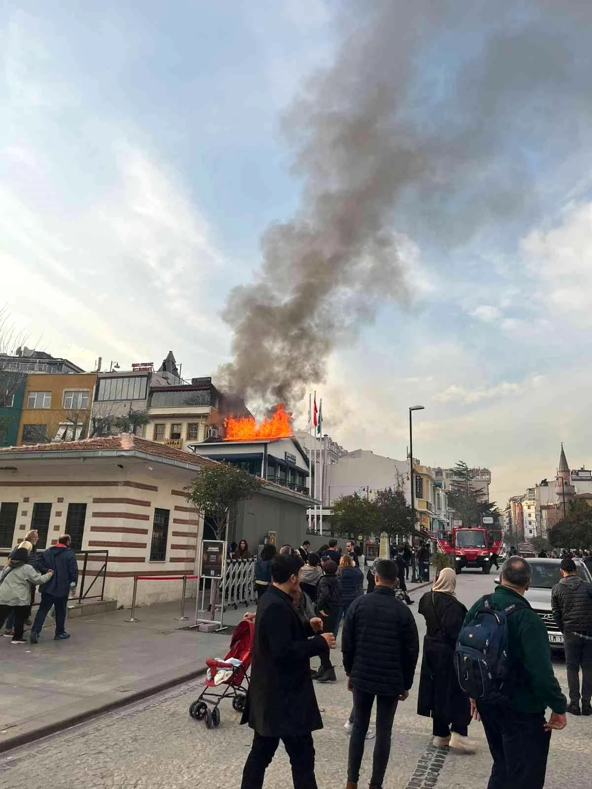 Sultanahmet\'te korkutan yangın: Restoranın çatı katı alev alev yandı
