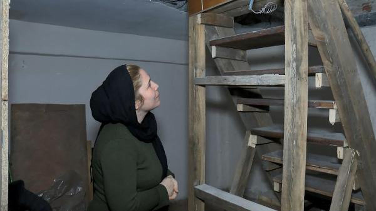 Toprak sahipleri anlaşamadı; bodrum kattaki kiracının evi apartman girişi yapıldı