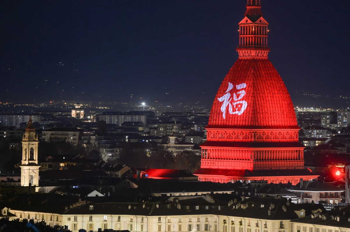 Torino\'da Mole Antonelliana Üzerinde Çin Yeni Yılı Mesajı
