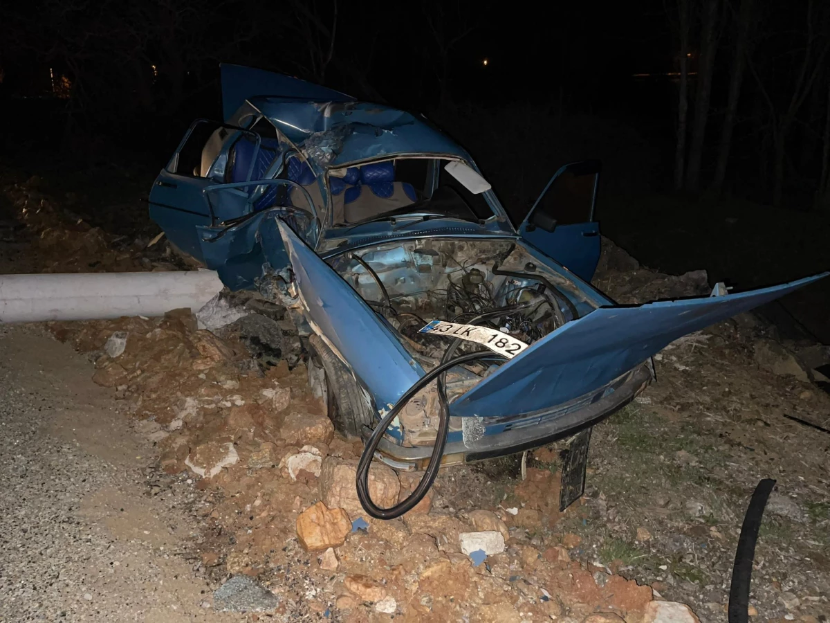 Uşak\'ta beton elektrik direğine çarpan otomobilin sürücüsü öldü