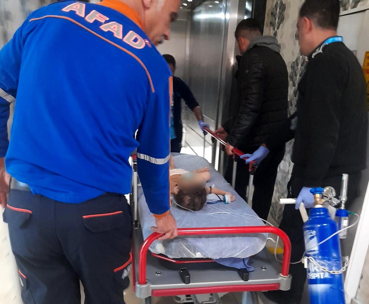 Yolda yere yığılan çocuğu hastaneye AFAD yetiştirdi