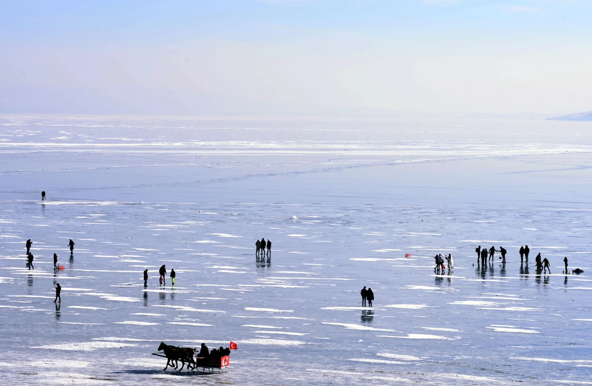 Yüzeyinin büyük bölümü donan Çıldır Gölü\'nde ziyaretçiler atlı kızakla geziyor