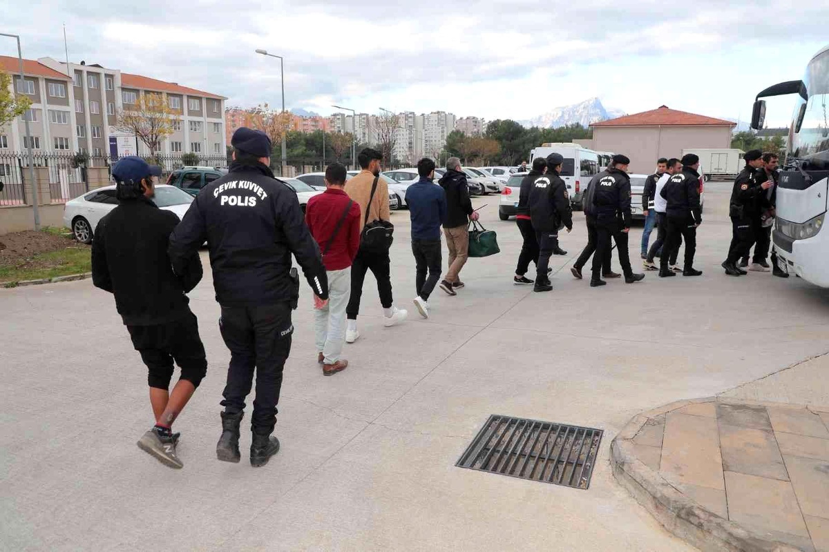 Antalya\'da aranan 51 firari yakalandı