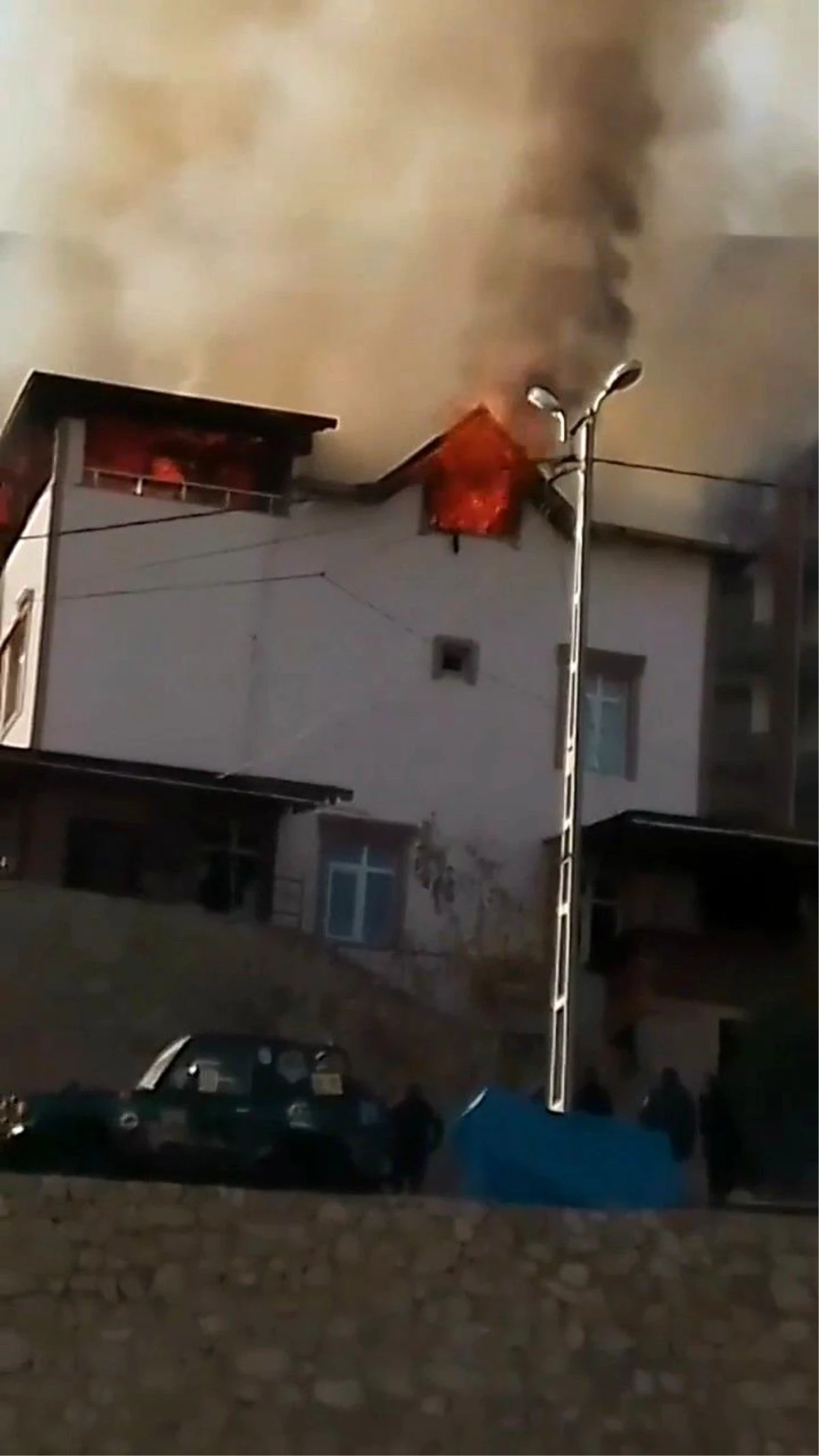 Ardanuç\'ta 2 katlı binada yangın çıktı