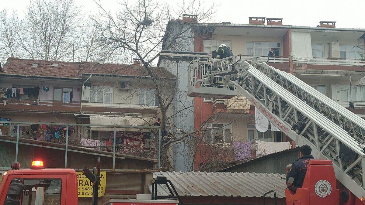 Budamak için çıktığı ağaçta fenalaşan kişiyi itfaiye kurtardı