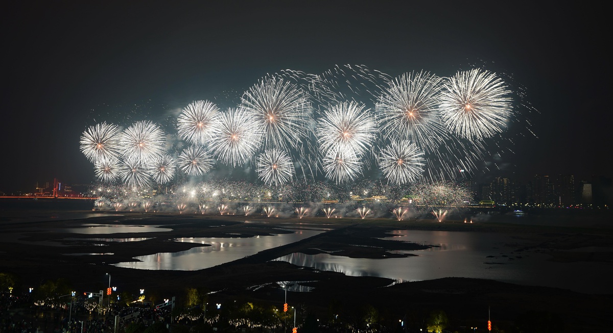 Çin\'in Nanchang Kentinde Bahar Festivali Havai Fişeklerle Kutlandı
