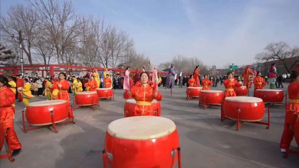 Çinliler Tavşan Yılı\'nı Biraraya Gelerek ve Umutla Kutluyor