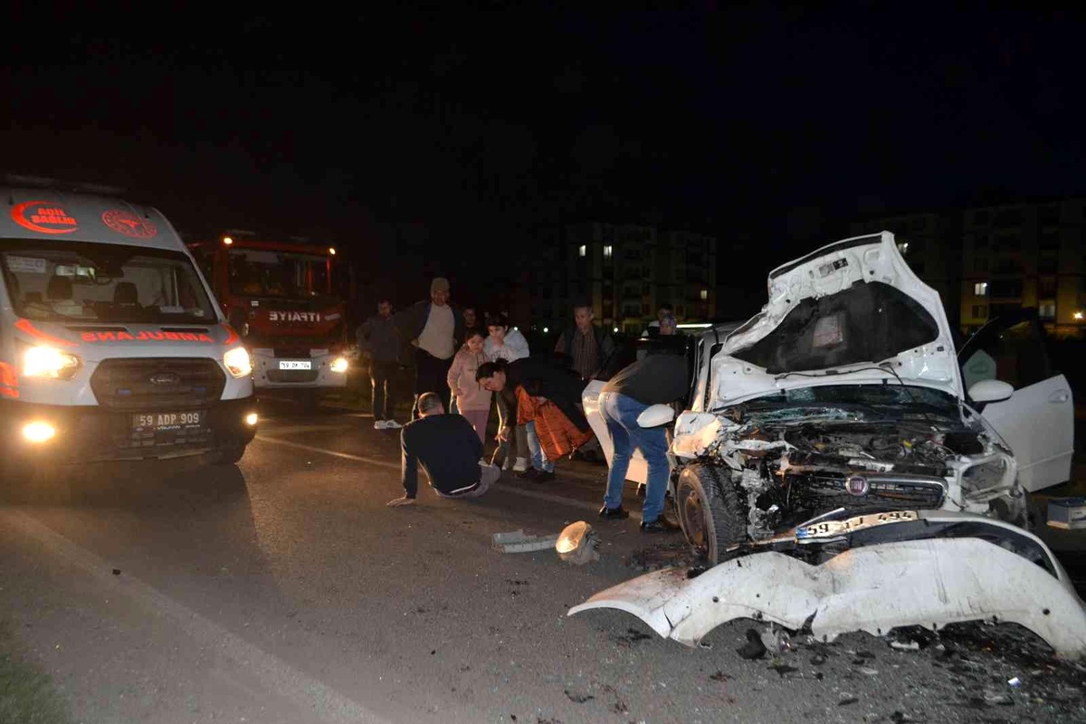 Çorlu\'da iki otomobil kafa kafaya çarpıştı: 1 ölü, 3 yaralı